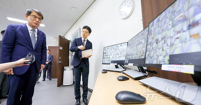 노태악 중앙선거관리위원장이 1일 오후 경기 수원시 영통구 경기도선거관리위원회에 방문해 사전우편투표함 보관 상황을 점검하고 있다. (공동취재) 2025.6.1/뉴스1 ⓒ News1 김진환 기자