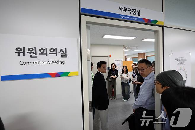 공정선거 참관단이 1일 오후 서울 강남구 서초구선거관리위원회에서 제21대 대통령선거 사전투표함 보관·관리 상황을 점검하고 있다. 2025.6.1/뉴스1 ⓒ News1 황기선 기자