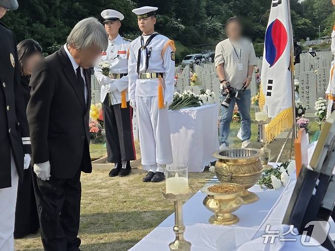 1일 국립대전현충원에서 거행된 해군 대잠 해상초계기 순직 승무원들의 안장식에서 유족이 헌화하고 있다. ⓒ 뉴스1