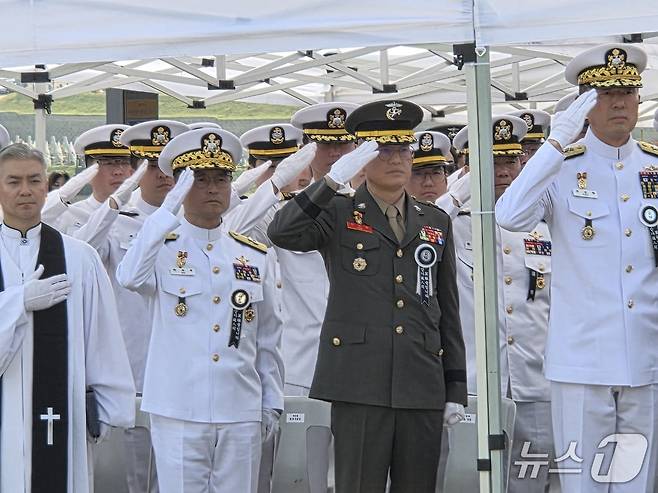 1일 국립대전현충원에서 거행된 해군 대잠 해상초계기 순직  승무원 안장식에서 해군 동료 등 군 관계자들이 경례하고 있다.ⓒ 뉴스1