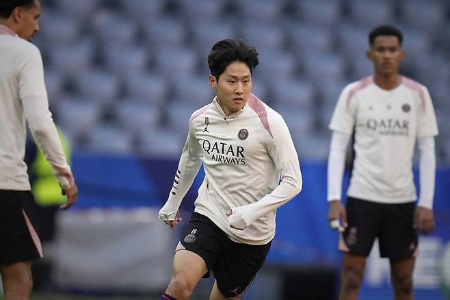 PSG의 이강인이 챔피언스리그 결승전을 하루 앞둔 31일 동료들과 훈련을 소화하고 있다. AP연합뉴스