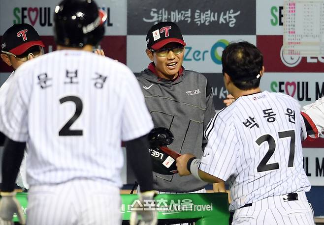 LG 염경엽 감독(가운데)이 28일 잠실구장에서 열린 2025 KBO리그 한화와 경기 7회말 2사 2-3루 상황에서 박해민의 적시타에 동점 득점을 한 박동원-문보경과 하이파이브를 나누고 있다. 잠실 | 박진업 기자 upandup@sportsseoul.com