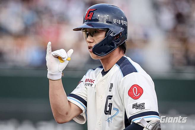 롯데 전민재가 31일 부산 사직구장에서 열린 2025 KBO리그 정규시즌 SSG전 1번타자로 선발 출전해 안타를 기록하고 세리머니하고 있다. 사진 | 롯데 자이언츠