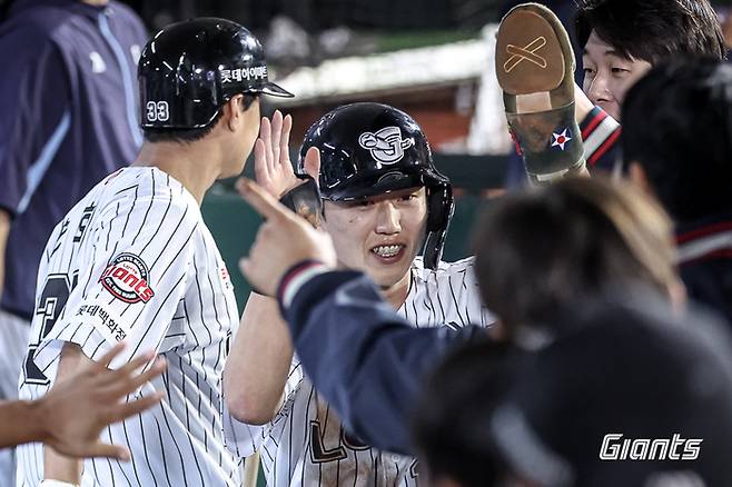 롯데 전민재가 17일 부산 사직구장에서 열린 2025 KBO리그 정규시즌 삼성과 더블헤더 2차전서 득점 후 더그아웃에서 들어와 동료들과 하이파이브 하고 있다. 사진 | 롯데 자이언츠