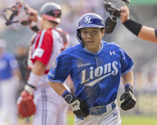 삼성 김지찬이 1일 서울 잠실구장에서 열린 2025 KBO리그 정규시즌 LG전 1회초 디아즈 희생플라이로 홈을 밟고 있다. 사진 | 연합뉴스