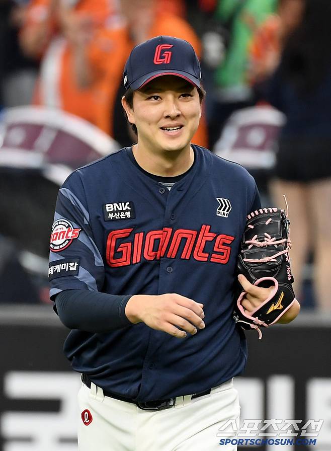 24일 대전 한화생명볼파크에서 열린 한화 이글스와 롯데 자이언츠의 경기. 롯데 김원중이 미소 짓고 있다. 대전=박재만 기자 pjm@sportschosun.com/2025.05.24/