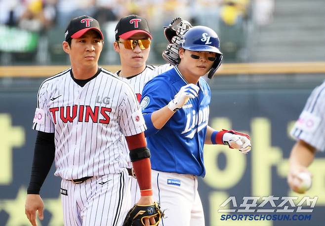 존경하는 선배 박해민 앞에서 맹타를 휘두른 후배 박승규를 기다리고 있던 건 애정이 담긴 글러브 터치였다. 잠실=박재만 기자 pjm@sportschosun.com