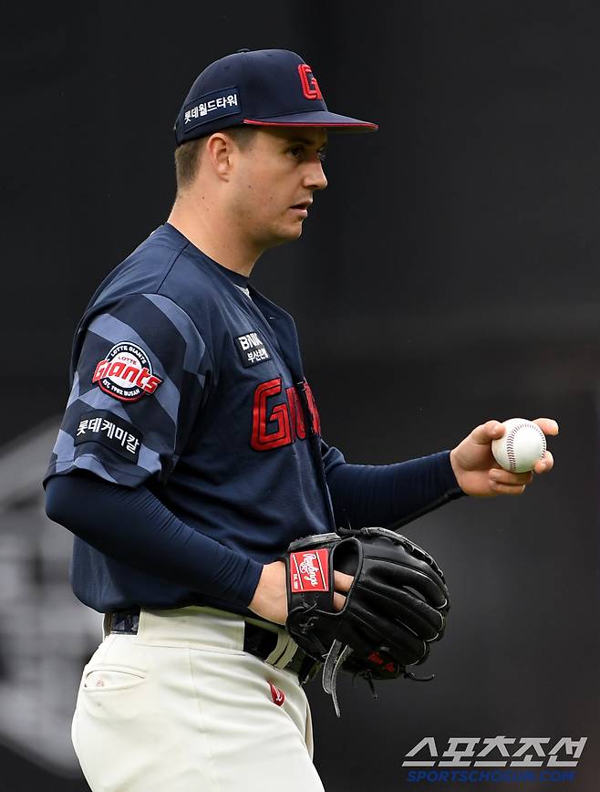 24일 대전 한화생명볼파크에서 열린 한화 이글스와 롯데 자이언츠의 경기. 롯데 선발 데이비슨이 피치컴을 직접 누른 뒤 피칭을 준비하고 있다. 대전=박재만 기자 pjm@sportschosun.com/2025.05.24/