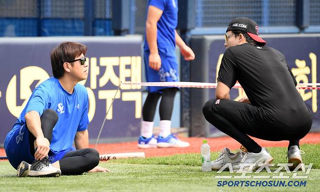 인사를 마친 뒤 그대로 자리를 잡고 대화를 나누기 시작한 강민호와 임찬규.