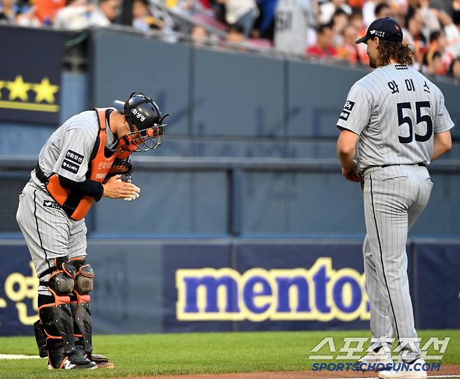 1회말 투구를 마친 와이스에게 고개를 숙인 이재원, 이유가 뭐였을까? 잠실=허상욱 기자