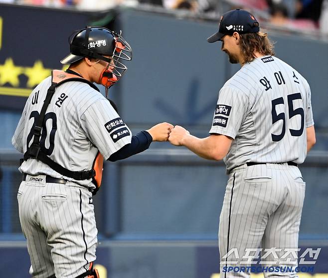 막았으니 잊어버려. 이재원의 인사에 미소를 지으며 주먹을 내민 와이스