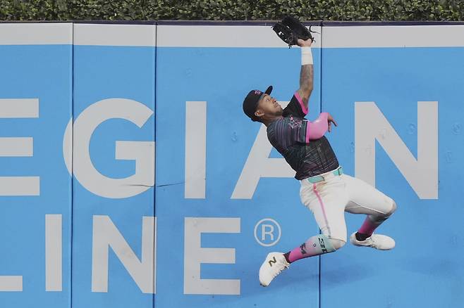 마이애미 말린스 중견수 데인 마이어스가 1일(한국시각) 샌프란시스코 자이언츠전에서 7회초 2사 1루서 이정후가 친 큼지막한 타구를 펜스에 부딪히면서 잡아내고 있다. AP연합뉴스