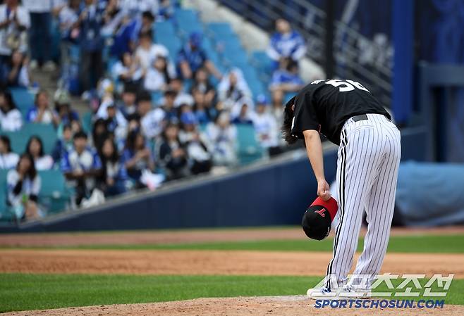 11일 대구 라이온즈파크에서 열린 삼성 라이온즈와 LG 트윈스의 경기. LG 최채흥이 삼성 팬들을 향해 인사를 건네고 있다. 대구=박재만 기자 pjm@sportschosun.com/2025.05.11/