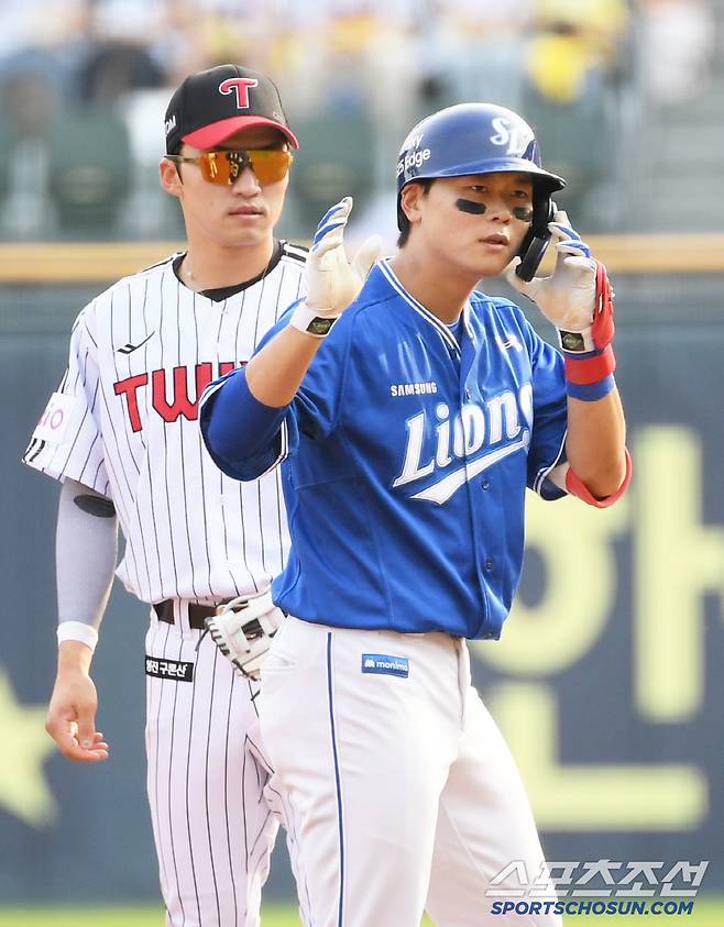 31일 잠실구장에서 열린 LG 트윈스와 삼성 라이온즈의 경기. 2회초 1사 1,2루 삼성 박승규가 적시타를 날린 뒤 숨을 고르는 사이 박해민이 글러브로 헬멧을 치고 있다. 잠실=박재만 기자 pjm@sportschosun.com/2025.05.31/