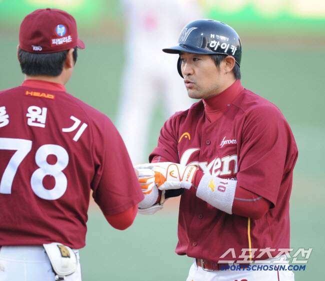 선수와 코치 시절 이숭용 감독(오른쪽)과 홍원기 감독. 스포츠조선DB