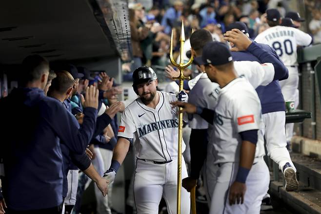 시애틀 매리너스 칼 롤리가 1일(한국시각) 미네소타 트윈스전에서 3회 투런홈런을 터뜨리고 들어와 삼지창을 들고 동료들의 축하를 받고 있다. AP연합뉴스