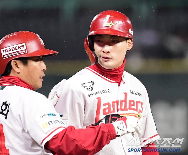 27일 인천 SSG랜더스필드에서 열린 KBO리그 SSG와 롯데의 경기. 7회말 1타점 3루타를 날린 SSG 최지훈. 인천=송정헌 기자songs@sportschosun.com/2025.03.27/