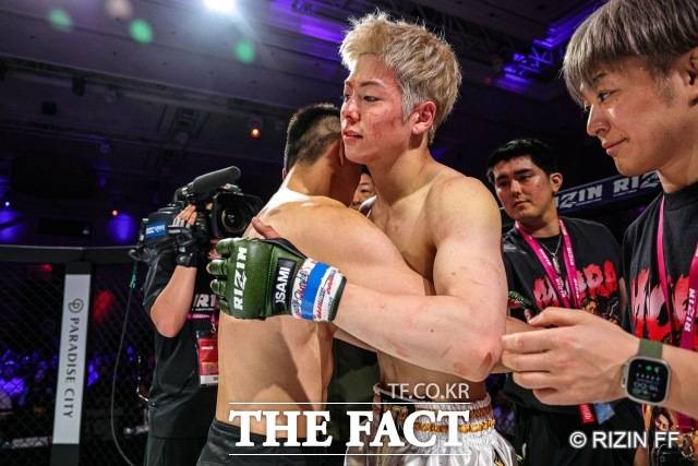 미우라 코타가 31일 인천 중구 운서동 파라다이스시티에서 열린 '라이진 월드 시리즈 인 코리아' 제3경기를 마치고 상대인 권용철과 포옹하고 있다. 그는 1라운드 TKO 패했다. /라이진 제공