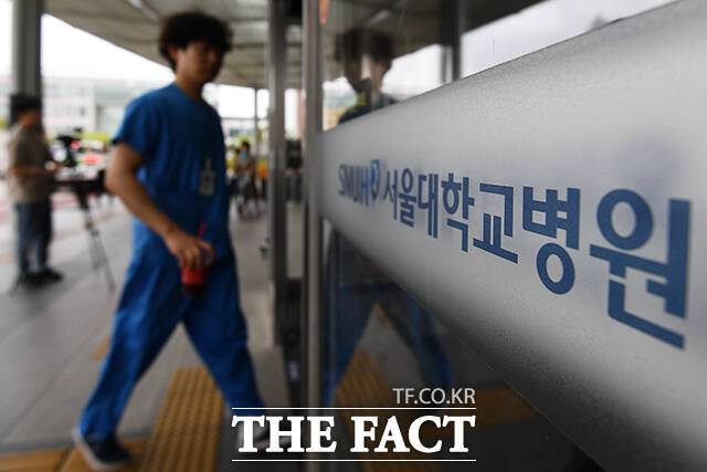 서울대병원 교수들이 무기한 휴진을 중단하기로한 가운데 24일 오전 서울 종로구 서울대병원에서 의료진이 이동하고 있다. /서예원 기자