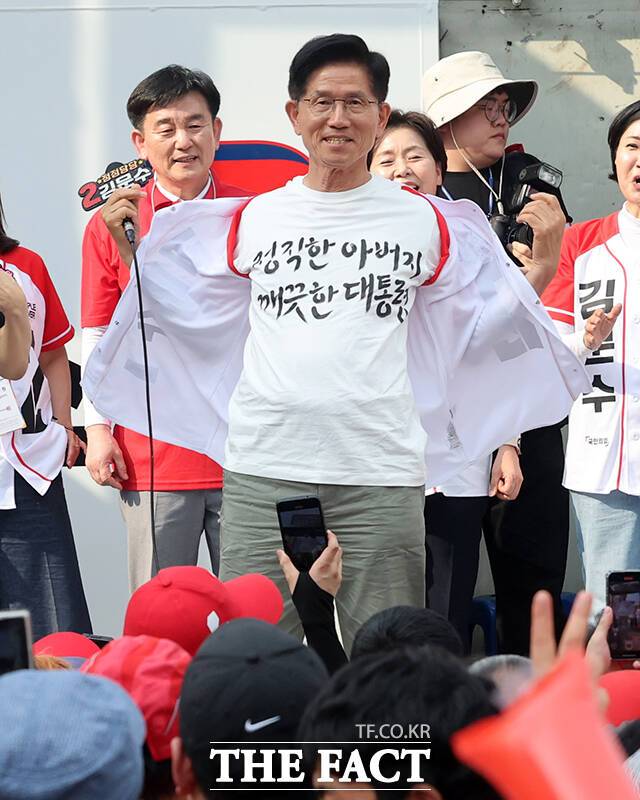 자신은 방탄조끼를 입지 않았다며 겉옷을 벗어보는 김문수 후보.