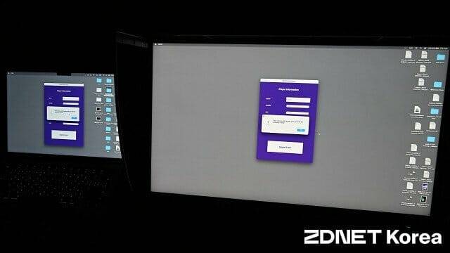 애플 M2 맥북에어와 PDS2730S간 색상 비교 시연. (사진=지디넷코리아)