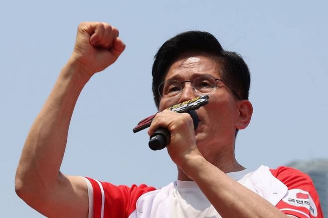 국민의힘 김문수 대선 후보가 1일 서울 강남구 코엑스 동문 앞에서 열린 유세에서 지지를 호소하고 있다. 연합뉴스