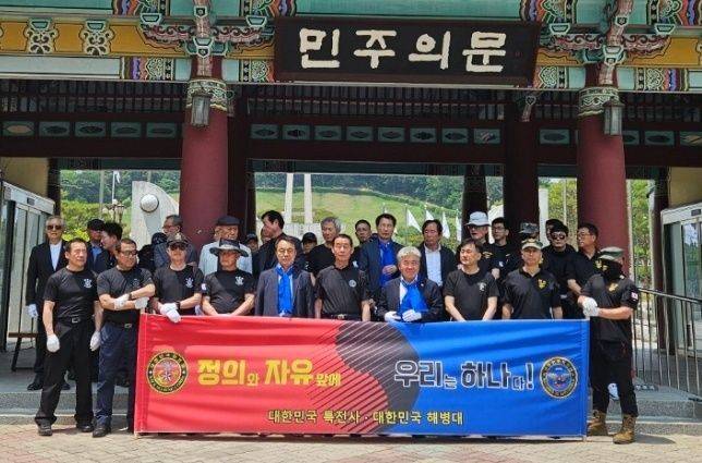 대한민국 특전사동지회가 1일 오후 광주 북구 운정동 국립5·18 민주묘지를 참배했다. 독자 제공
