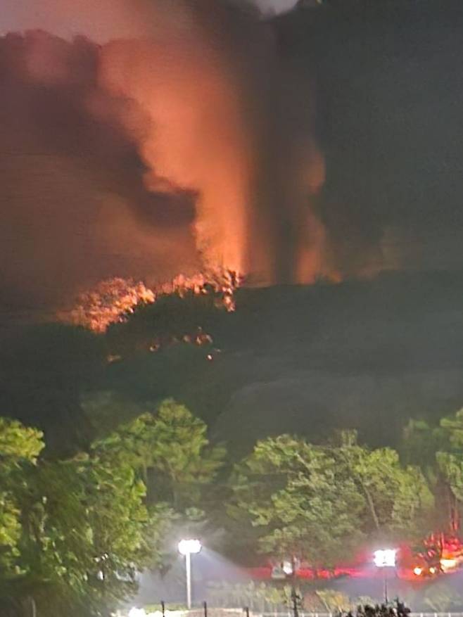 서울 노원구 수락산에서 1일 오후 8시38분께 불이 났다. 연합뉴스