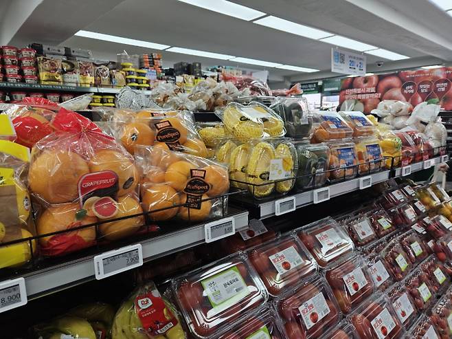 대형마트 휴무일? 이마트·롯데마트·홈플러스·코스트코 등 마트 휴일, 쉬는날 ©bnt뉴스= 이마트·롯데마트·홈플러스·코스트코 등 대형마트 4사가 이번 주는 각사별 특색있는 할인행사에 돌입한다. 이마트·롯데마트·홈플러스·코스트코 등 대형마트 4사가 이번 주는 각사별 특색있는 할인행사에 돌입한다. 이마트가 6월 초여름 맞이에 과일 등 신선식품과 냉감침구 할인 행사를, 롯데마트는 이달 4일까지 계절 상품을 한데 모은 '헬로 썸머 페스티벌' 행사를, 줄줄이 폐점 위기에 몰린 홈플러스는 뒤숭숭한 가운데, 'AI 물가안정 프로젝트' 할인 행사를 준비했다.