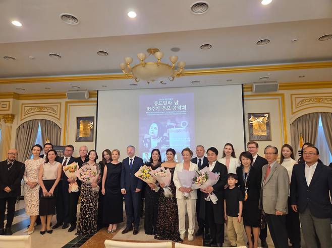 지난달 28일 주한 러시아대사관에서 루드밀라 남 18주기 추모음악회가 끝난 뒤 참가자들과 내빈들이 함께 모였다./정지섭 기자