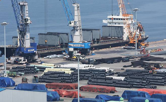 1일 경기도 평택항에 철강 제품이 쌓여 있다. 도널드 트럼프 미국 대통령은 지난달 30일(현지시각) 미국으로 수입되는 외국산 철강·알루미늄 제품에 부과 중인 25%의 관세를 6월 4일부터 50%로 인상하겠다고 밝혔다. /연합뉴스