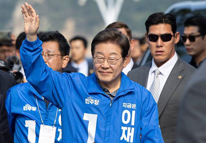 이재명 더불어민주당 대통령 후보가 1일 오전 울산 동구 일산해수욕장 로터리에서 열린 유세에 도착하고 있다. /뉴스1