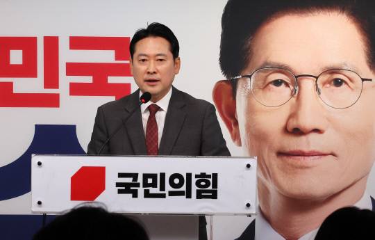 장동혁 국민의힘 선대위 상황실장이 1일 서울 여의도 중앙당사에서 긴급 현안 기자회견을 열고 민주당의 '댓글 공작' 의혹 등 제기와 관련해 반박하고 있다. 연합뉴스