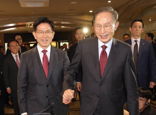 김문수 국민의힘 대선 후보(왼쪽)와 이명박 전 대통령이 27일 서울 여의도 켄싱턴호텔에서 만나 오찬을 위해 이동하고 있다. 연합뉴스