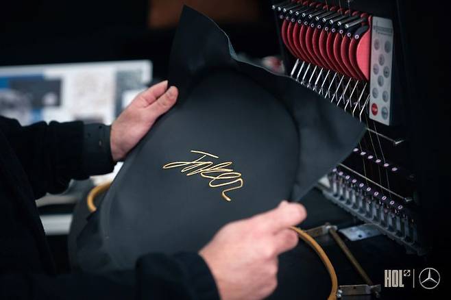 페이커 선수 맞춤형으로 제작된 메르세데스-AMG SL63 4MATIC+헤드레스트에 페이커의 서명이 새겨지고 있다. ⓒ메르세데스-벤츠