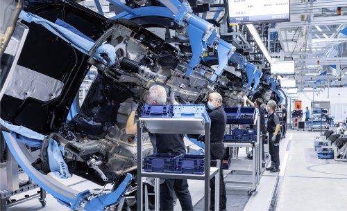 독일 진델핑겐에 위치한 메르세데스-벤츠 ‘팩토리56’ 공장에서 작업자들이 집게팔 로봇의 도움을 받아 작업하고 있다.ⓒ메르세데스-벤츠