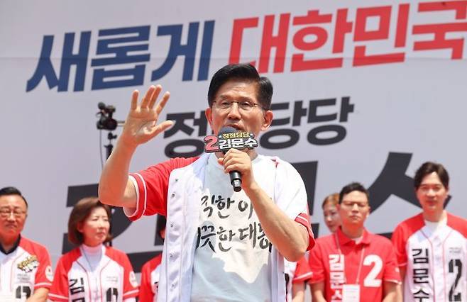 김문수 국민의힘 대선 후보가 1일 오후 서울 강남구 코엑스 동문 앞에서 열린 유세에서 지지를 호소하고 있다. ⓒ데일리안 방규현 기자