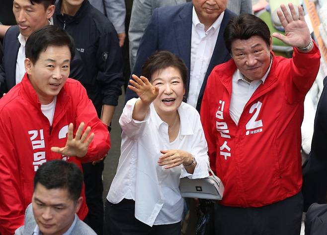 박근혜 전 대통령이 31일 오후 대구 중구 서문시장을 찾아 구름 인파 속을 지나며 시민들과 인사하고 있다. 2025.5.31/뉴스1