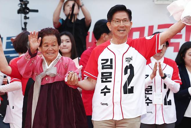 김문수 국민의힘 대통령 후보가 31일 경북 포항시 북포항우체국 인근에서 열린 집중유세에서 어르신과 사진을 찍고 있다. 2025.5.31/뉴스1