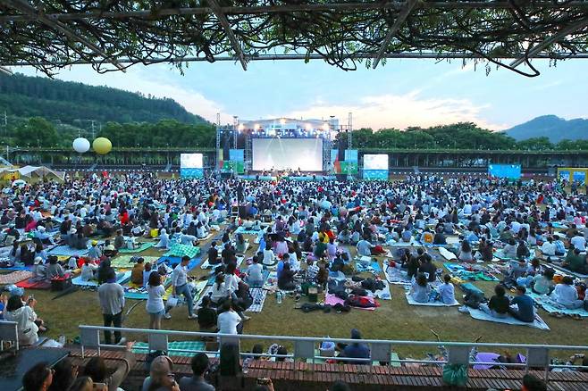 지난해 열린 제12회 무주 산골영화제를 찾은 관객들이 무주읍 등나무운동장에서 영화를 보고 있다. 무주군 제공