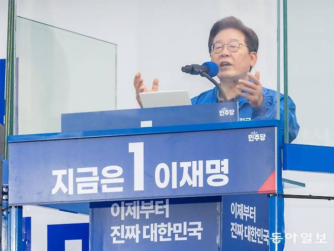 더불어민주당 이재명 대통령후보가 부산을 방문한 1일 동구 부산역 광장에서 막바지 유세를 하고 있다. 사진공동취재단/이훈구 기자 ufo@donga.com