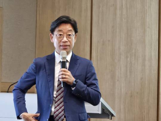 오태석 한국과학기술기획평가원(KISTEP) 원장이 지난달 30일 전임출연연구기관장협의회 제1차 정책 간담회에서 '과학기술 출연연구기관 역할 강화방안'에 대해 발표하고 있다.