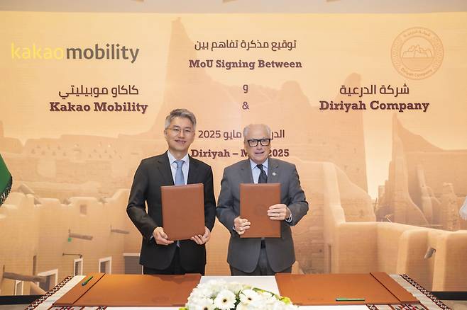 지난달 26일 사우디아라비아 '디리야 게이트 개발청'에서 류긍선(사진 왼쪽) 카카오모빌리티 대표, 제리 인제릴로 디리야컴퍼니 그룹 CEO가 디리야 내 플랫폼 중심 이동 경험 제공을 목표로 '미래 모빌리티 서비스 공동 개발을 위한 업무협약(MOU)'을 체결한 뒤 기념 촬영을 하고 있다. 〈자료 카카오모빌리티〉