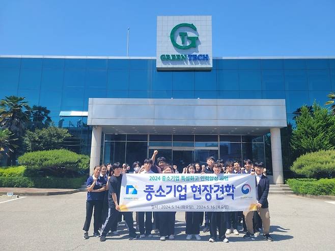 지난해 5월, 순천미래과학고 학생들이 중소기업 현장 견학에 참석한 뒤 기념 촬영을 하고 있다. (사진=순천미래과학고)