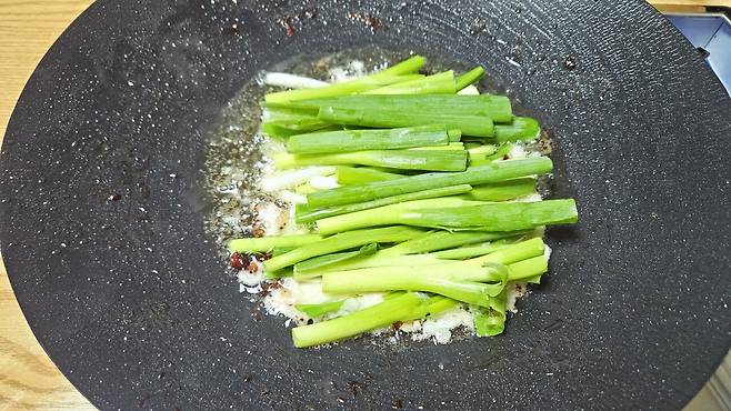 20250531_221848.jpg 저녁 통삼겹 굽고 그 기름에 파전