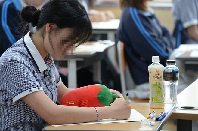 [울산=뉴시스] 2024학년도 대학수학능력시험(수능) 대비 6월 모의평가 날인 4일 오전 울산 중구 약사고등학교에서 3학년 학생들이 모의고사를 치르고 있다. (사진=뉴시스 DB). photo@newsis.com /사진=뉴시스