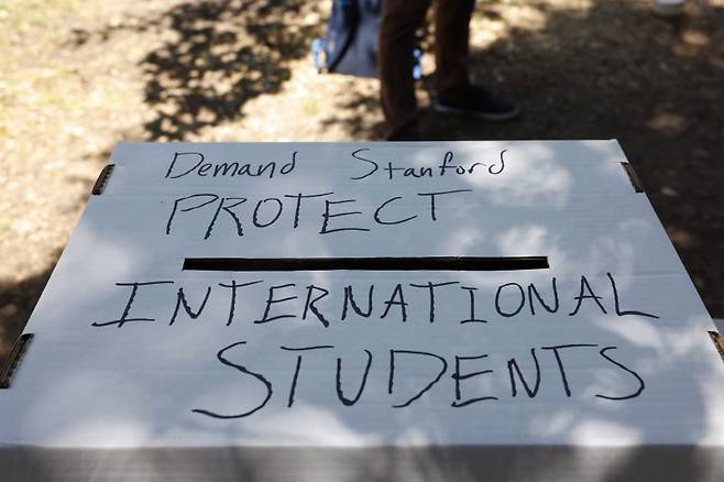 지난달 30일(현지시간) 미국 캘리포니아주 스탠퍼드 대학 캠퍼스에서 촬영된 시위용 상자에 "학교는 국제 학생들을 보호하라"라고 적혀 있다.EPA연합뉴스