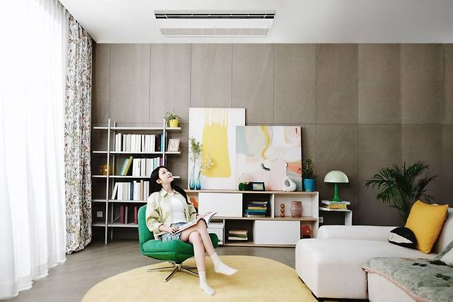 모델이 천장에 있는 LG전자 ‘휘센 AI 시스템에어컨’을 바라보고 있다. LG전자 제공