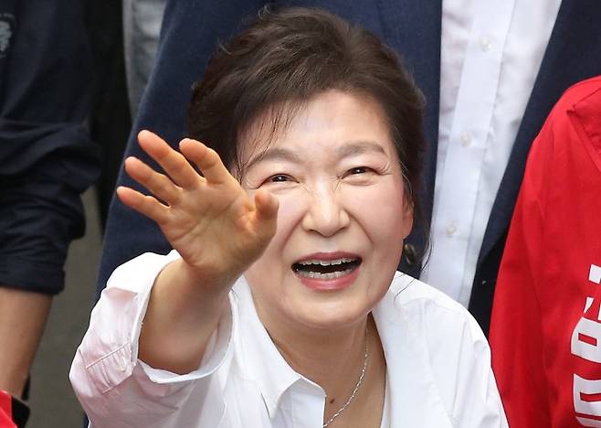 박근혜 전 대통령이 지난 5월  31일 오후 대구 중구 서문시장을 찾아 구름 인파 속을 지나며 시민들과 인사하고 있다. 뉴스1