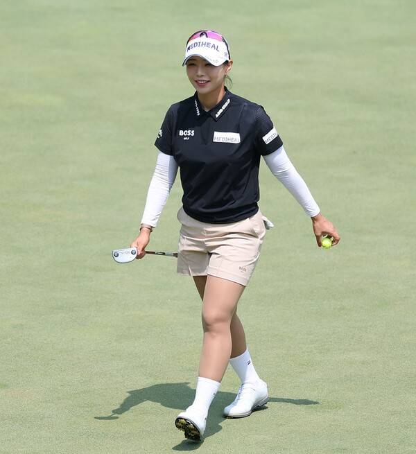 2025년 한국여자프로골프(KLPGA) 투어 Sh수협은행 MBN 여자오픈 마지막 날 정윤지 프로와 우승 경쟁 끝에 준우승을 기록한 이채은2 프로가 최종라운드에서 경기하는 모습이다. 사진제공=KLPGA